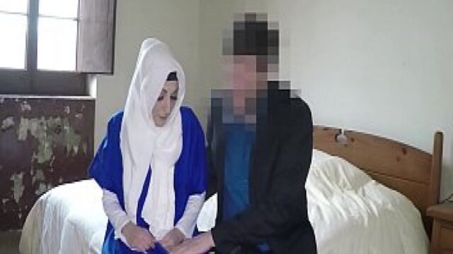 Dul Türbanlıyı Zorlayarak Sikiyor