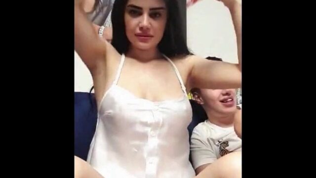 Türbanlı Kız Seksi Erotik Şov Yapıyor