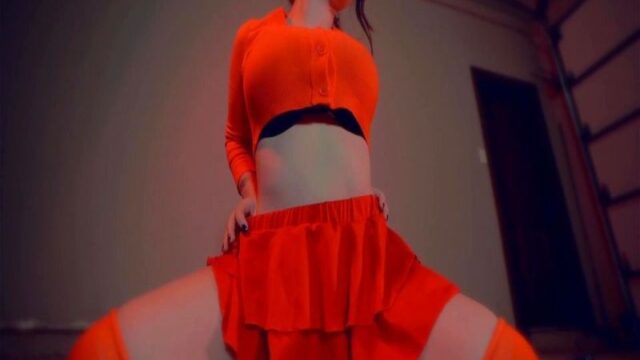 Erkeğini seksi kıyafetler giyip kudurttu