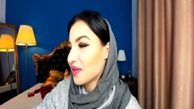 Canlı yayında şov yapan annesine çaktı