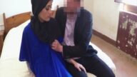 Gerdek günü türbanlı karısını sikiyor