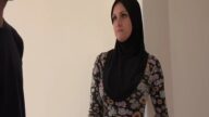 Türbanlı emlakçı müşterisine boş evde am veriyor