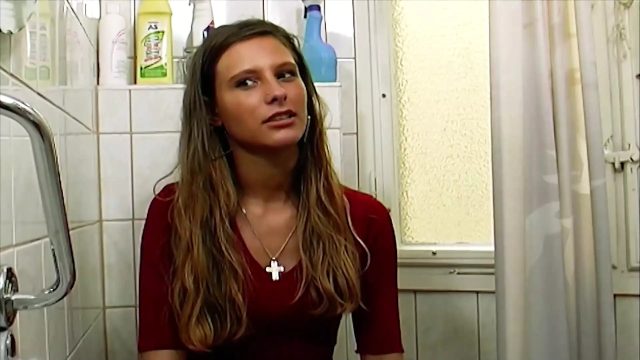 At Çiftliğinde Seyise Amcığını Sunan Esmer Güzeli