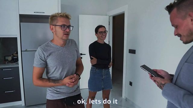 Karısını İndirim Yapması İçin Emlakçıya Siktirdi.